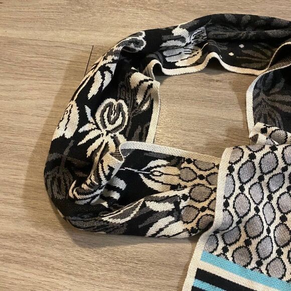 Unbranded black/blue/white regtangle scarf with fringe end - Picture 1 of 4